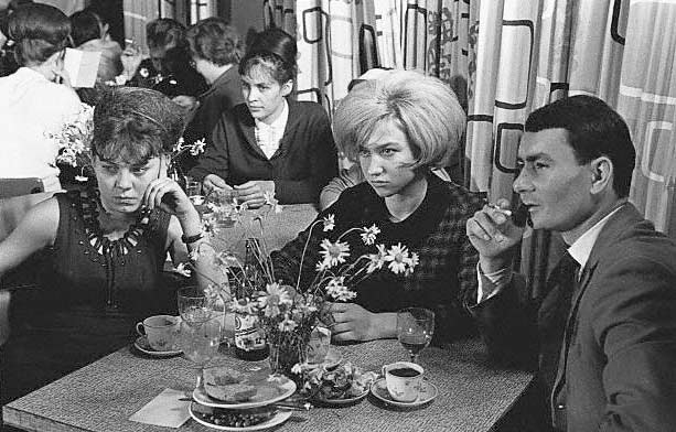 Фото: Строгие лица советских граждан в ресторане