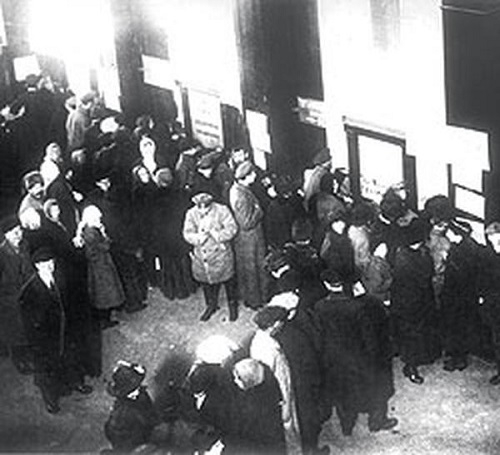 Фото: Биржа труда в СССР в 20е годы. 1924 год