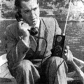Инженер Леонид Куприянович демонстрирует возможности мобильного телефона. Наука и жизнь, 1958 год