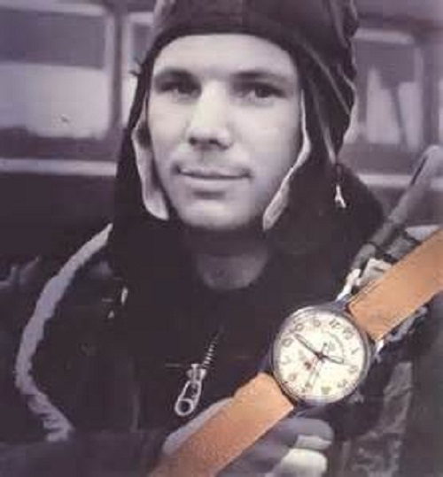 Фото: Свои часы Штурманские Гагарин подарил заводу МЧЗ-где их изготовили