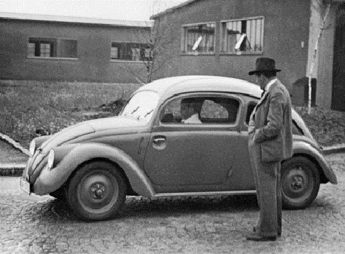 Фото: Фердинанд Порше и его народный автомобиль.