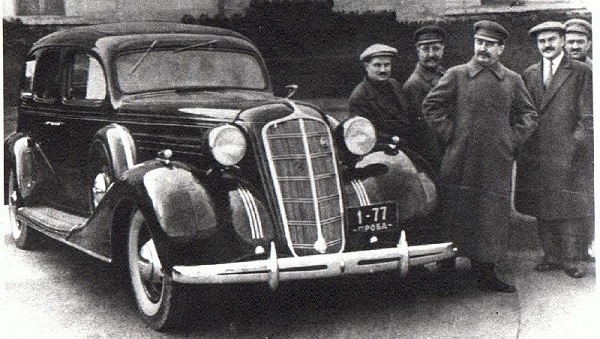 Фото: Сталин и Лихачев демонстрируют первый автомобиль  ЗИС - 101