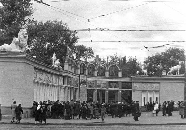 Фото: Знаменитый фасад со львами Московского зоопарка. 30-е годы.