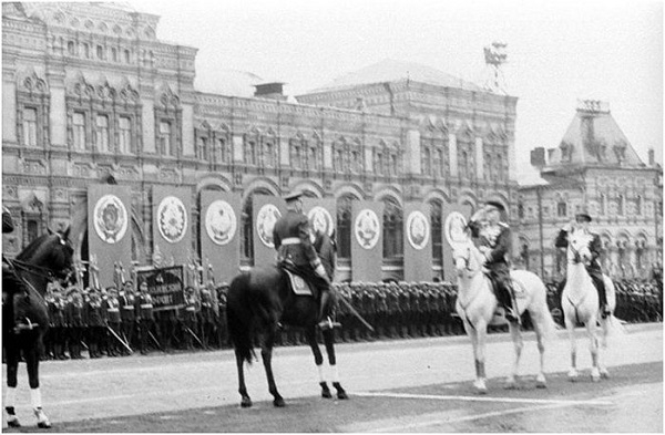 Фото: Маршалы СССР Рокоссовский и Жуков на Параде Победы в Москве 1945 года