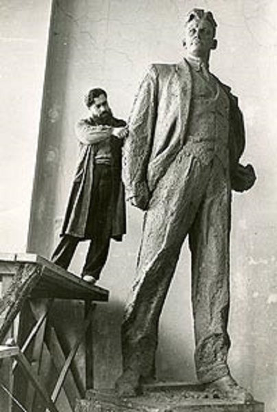 Фото: Александр Кибальников работает над скульптурой памятника В. В. Маяковскому 