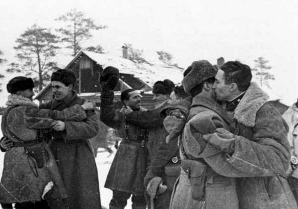 Фото: Встреча бойцов Ленинградского и Волховского фронтов в ходе операции по прорыву блокады Ленинграда 18 января 1943 года