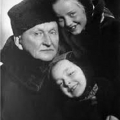 Певец Александр Вертинский с дочерьми Марианной и Анастасией 1953 год