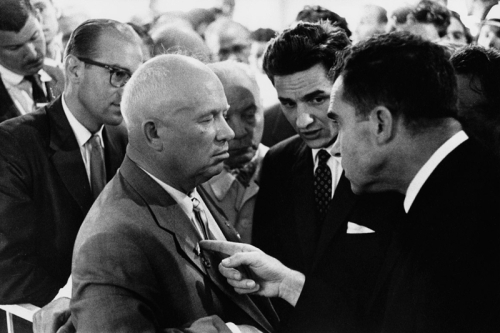 Фото: Хрущев и Никсон на выставке американских достижений в Москве. Минута до взрыва.