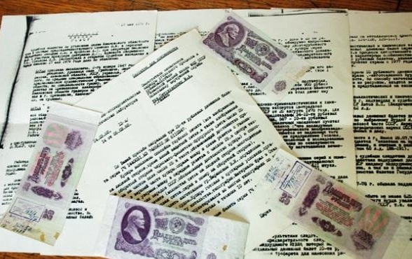 Фото: Дело фальшивомонетчика Баранова с вещественными доказательствами - купюрами по 25 рублей. 1977 год