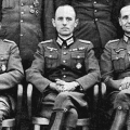 Сотрудник германской разведки Степан Бандера (в центре).