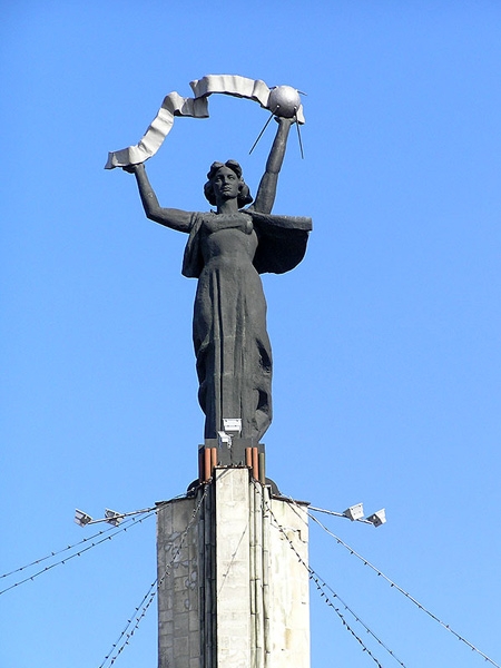 Фото: Калуга.Памятник первому спутнику Земли