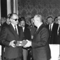 Президент СССР М. С. Горбачев передает Президенту Республики Польша В. Ярузельскому копии документов о судьбах польских военнопленных