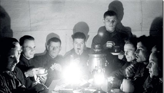 Фото: Разведчики Западного фронта встречает Новый 1942 год.