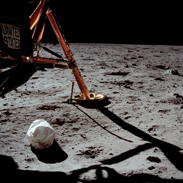 Фото: Забор лунного грунта,  1970 год