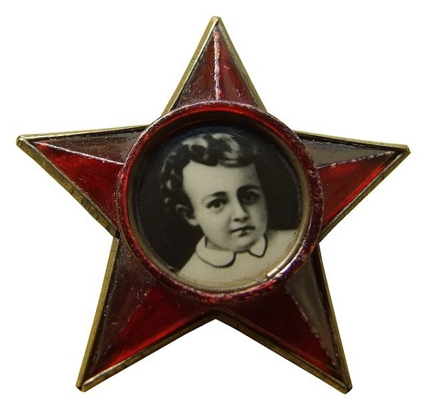 Фото: Красная звезда. Значок октябрят. 1923 год