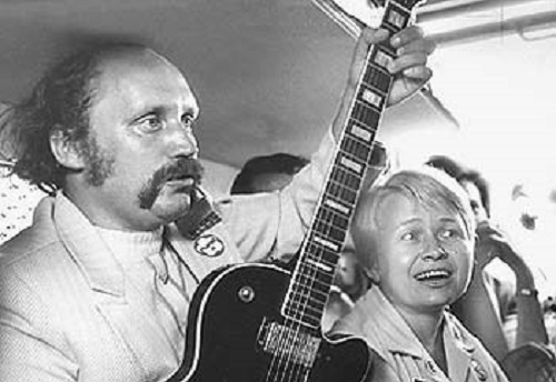 Фото: В.Мулявин руководитель ВИА Песняры с А. Пахмутовой, 1978 год