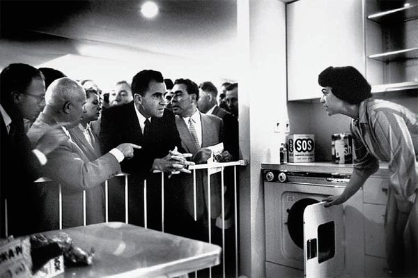 Фото: Хрущев в сопровождении Брежнева на выставке в Сокольниках спорит с Никсоном о необходимости бытовой техники для кухни, 1959 год