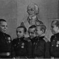 На фоне полководца Суворова. Кадеты суворовского училища, 1943 год