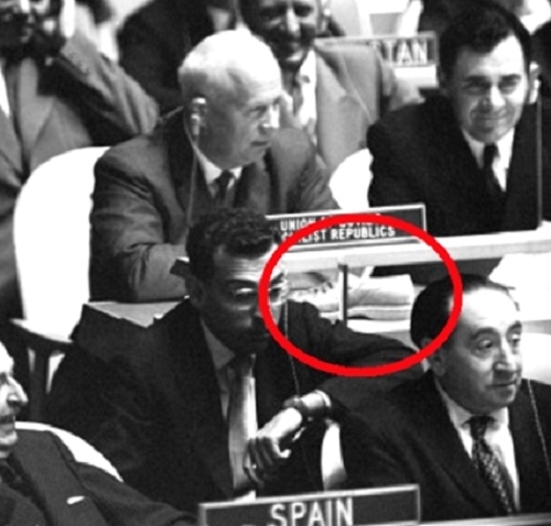 Фото: Ботинок Хрущева на ассамблее ООН 12 октября 1960 года
