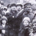Ленин (в центре) и его соратник Троцкий (отдает честь) среди революционных солдат в Советской России зимой 1920г
