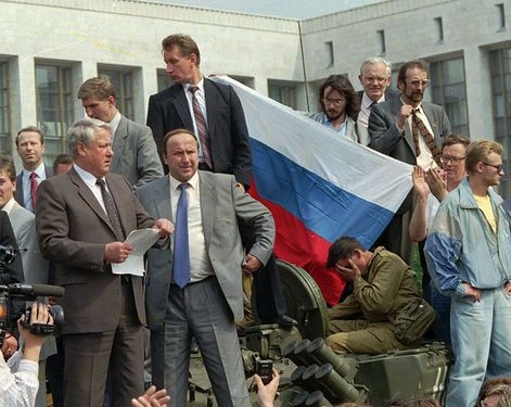 Фото: Б.Н. Ельцин у стен Белого дома.