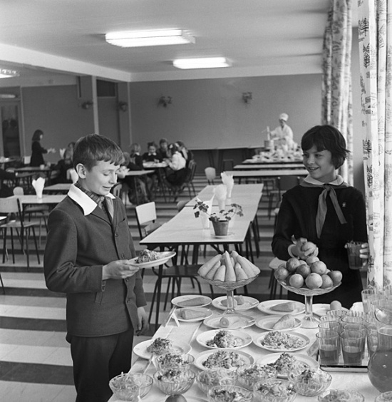 Фото: Советские ученики в школьной столовой