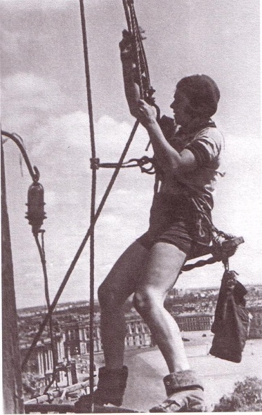 Фото: Альпинистка во время маскировки памятников блокадного Ленинграда, 1941 год