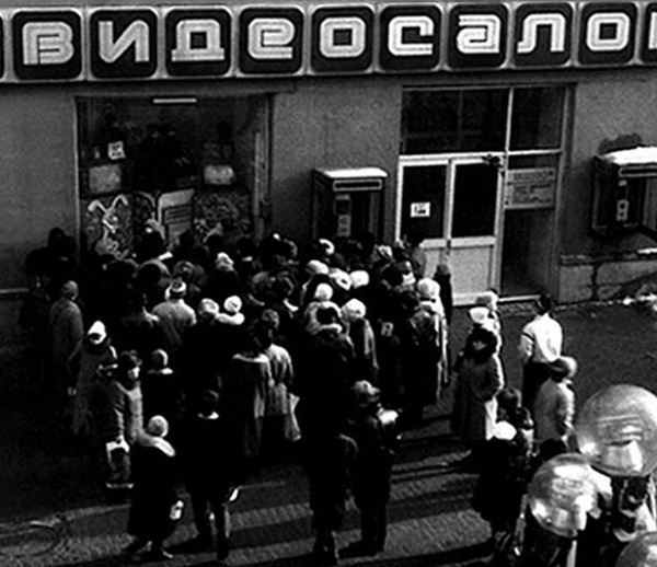 Фото: Популярное явление в СССР конца 80-х - видеосалоны
