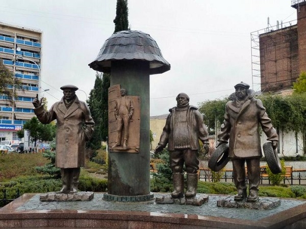 Фото: Памятник режиссеру Георгию Данелия и его героям из фильма Мимино. Тбилиси.
