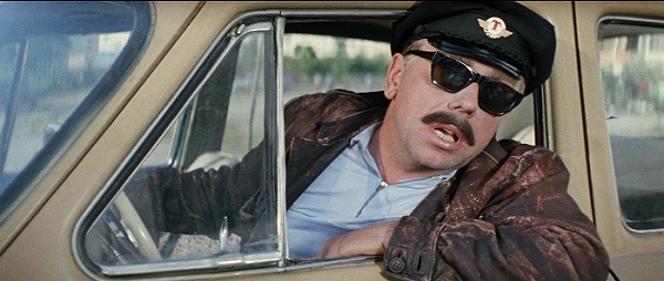 Фото: Контрабандист-таксист Лелик (А. Папанов) из фильма Бриллиантовая рука, 1968 год