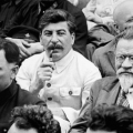Сталин среди делегатов I-го Всесоюзного съезда колхозников-ударников в Москве