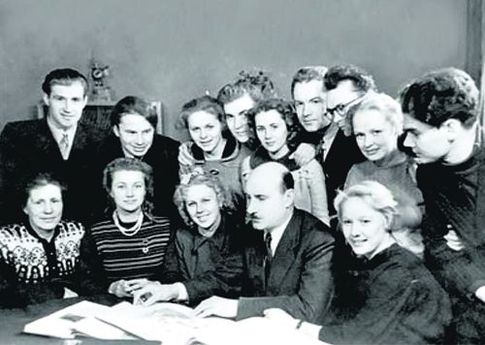 Фото: Студентка Нина Гребешкова (вторая справа в верхнем ряду). На курсе с педагогом Сергеем Герасимовым