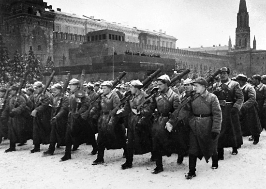 Фото: Красноармейцы идут защищать Москву. Парад 7 ноября 1941 года