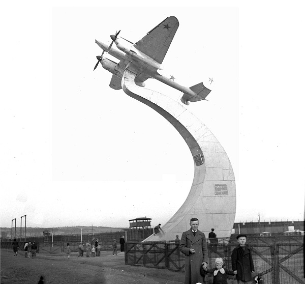 Фото: Монумент бомбардировщику ПЕ-2 в Иркутске, 1950 год