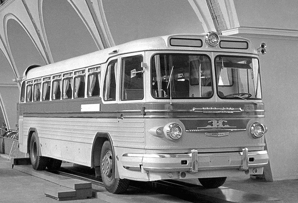 Фото: Легендарному советскому автобусу ЗИС-127 - 60 лет