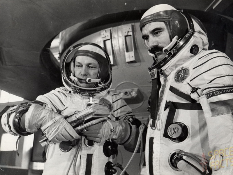 Фото: Николай Рукавишников и Г. Иванов перед полетом на Союз-33, 1979 год