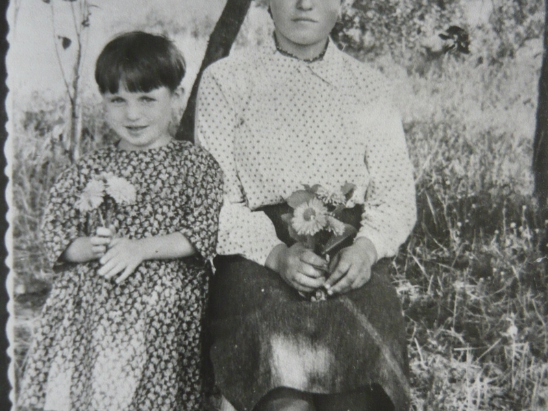 Фото: Бабушке Галине Яковлевне Бевз 15 лет, рядом соседский ребёнок