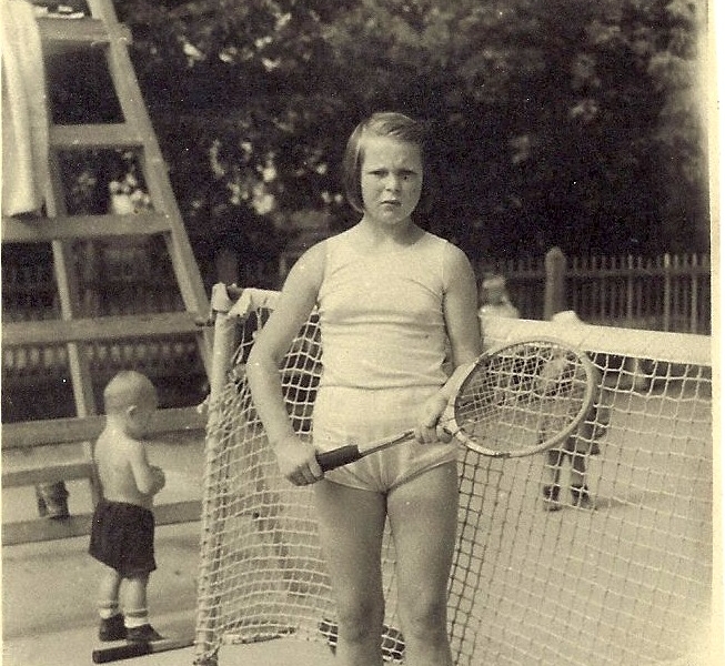 Мама играет в теннис.