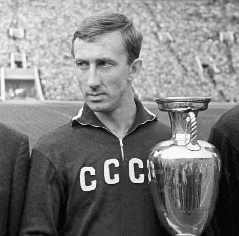 Фото: Легендарный футболист Игорь Нетто  с кубком Европы по футболу 1960 года