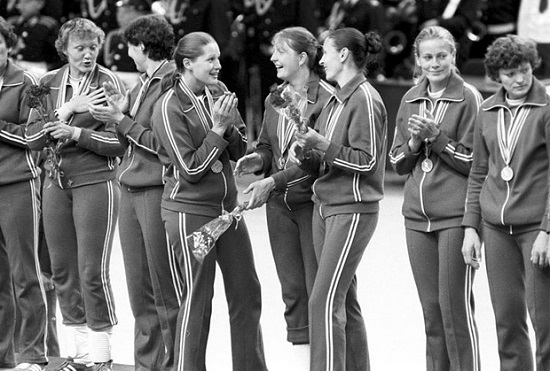 Фото: Награждение советской команды по гандболу на Олимпиаде-80