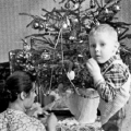 Новогоднюю елку наряжаем вместе с ребенком. СССР 1967.
