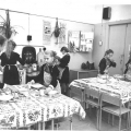 Советские школьницы изучают тонкости кулинарии на уроках труда в школе