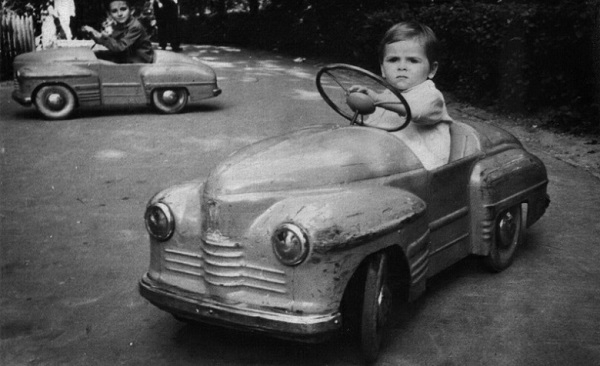 Фото: Прогулка на детском педальном автомобиле, 1964 год