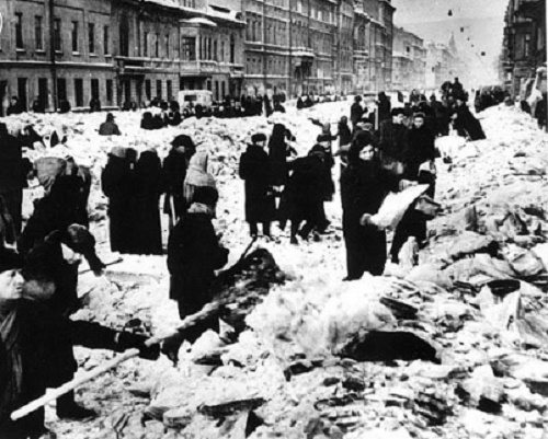 Фото: Жители блокадного Ленинграда на субботнике
