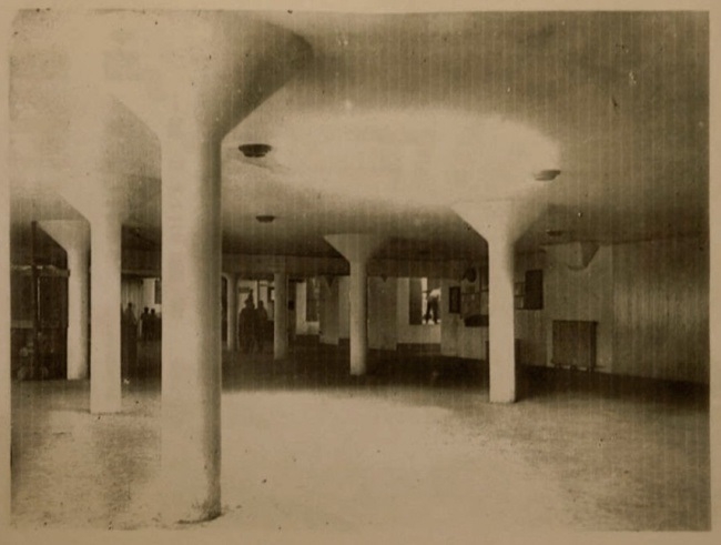 Фото: Интерьер  первого этажа общественного корпуса дома-коммуны на ул.  Орджоникидзе, 1931 год