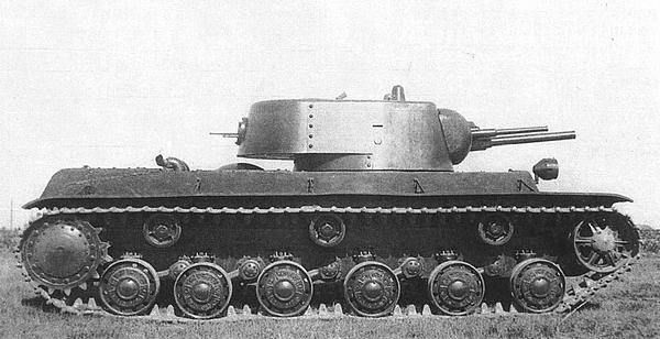 Фото: Первый опытный образец тяжелого танка КВ-1 изготовленный на Кировском заводе в 1939 году