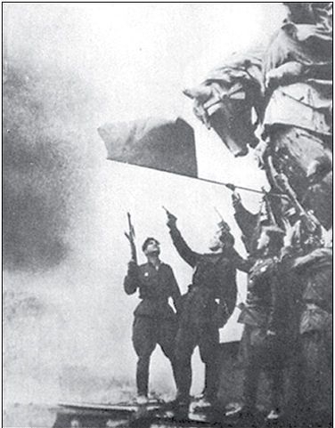 Фото: Берест, Егоров и Кантария на крыше Рейхстага 2 мая 1945 года