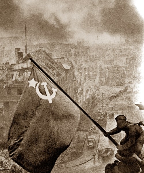 Фото: Алексей Берест воздвигает знамя над Рейхстагом