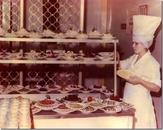 Фото: Обязательный в советских столовых - салат Оливье