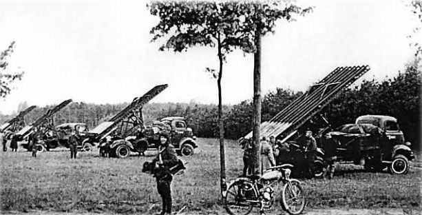 Фото: Установленные на грузовиках  Форд Мармон (ленд-лиз) ракетные установки Катюша, 1944 год